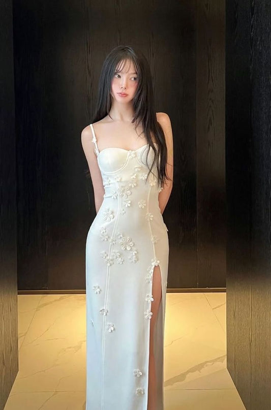 Robe de mariée longue élégante en satin à bretelles spaghetti et fente appliquée C4426
