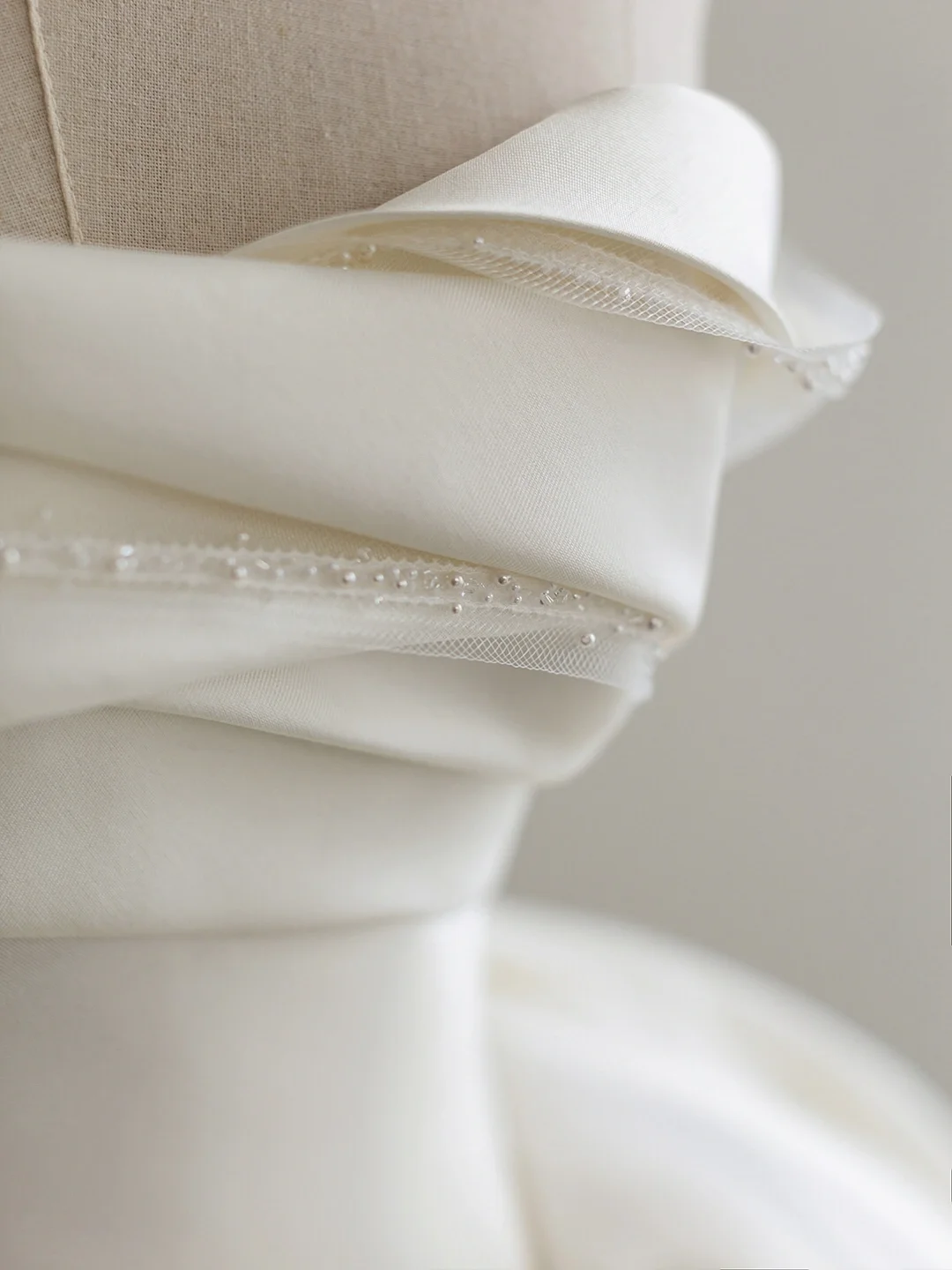 Robe de mariée longue en satin, tulle et perles, sans bretelles, style bal intemporel, C4429