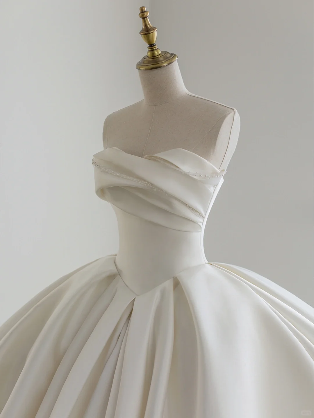 Robe de mariée longue en satin, tulle et perles, sans bretelles, style bal intemporel, C4429