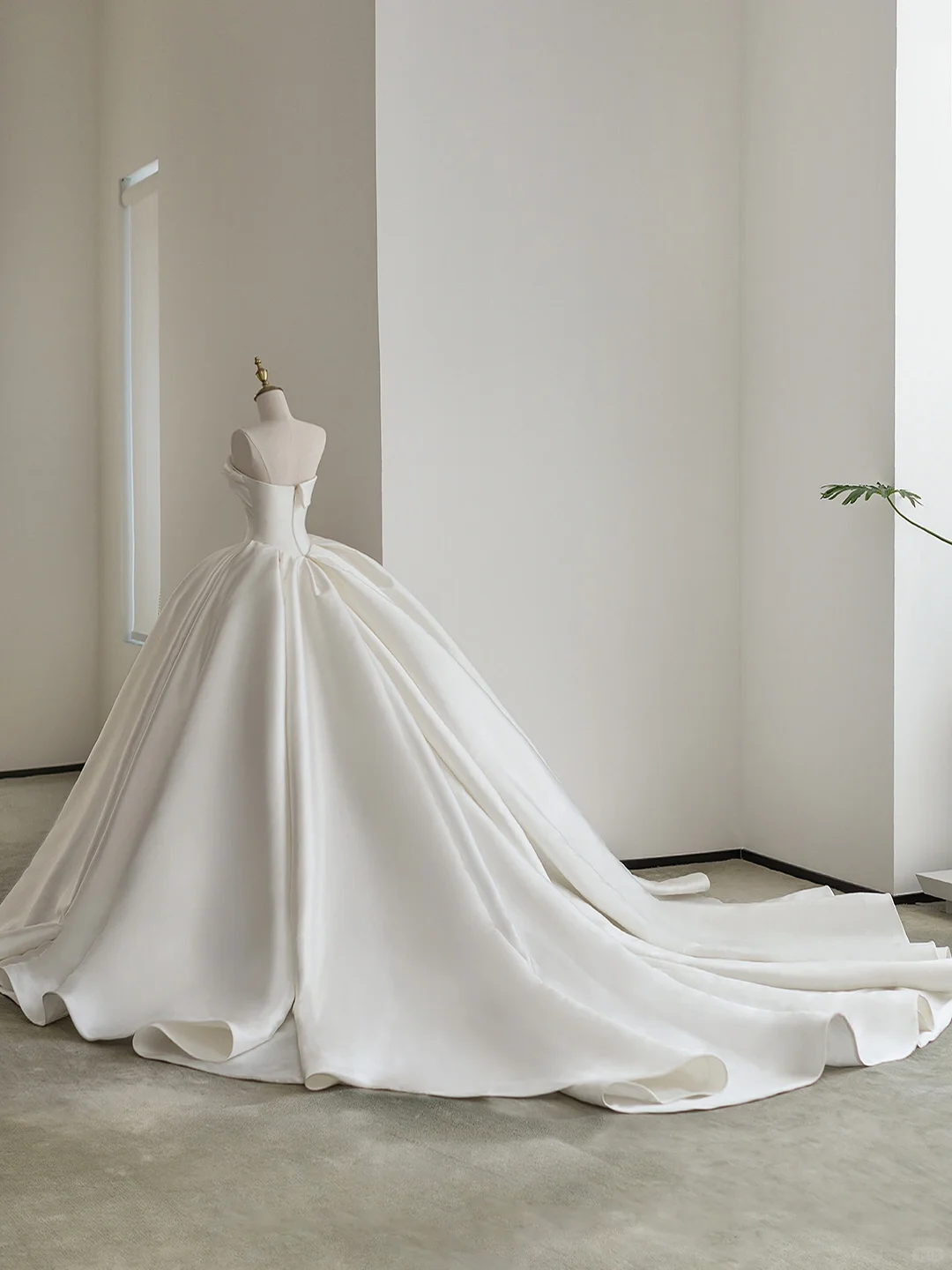 Robe de mariée longue en satin, tulle et perles, sans bretelles, style bal intemporel, C4429