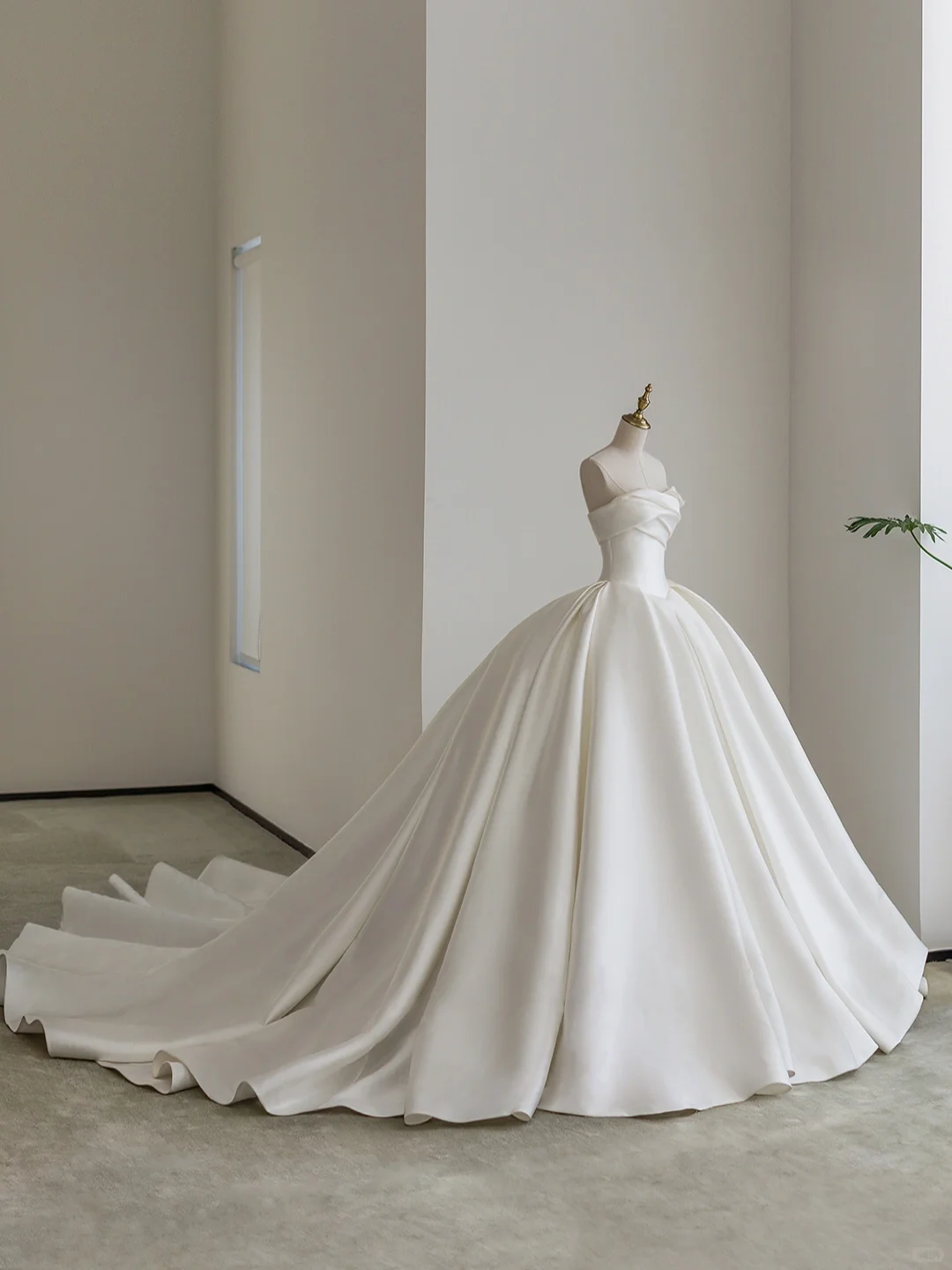 Robe de mariée longue en satin, tulle et perles, sans bretelles, style bal intemporel, C4429