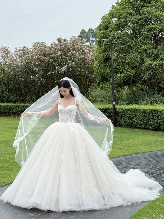 Superbe robe de mariée longue en tulle et dentelle, bretelles spaghetti et voile, C4430