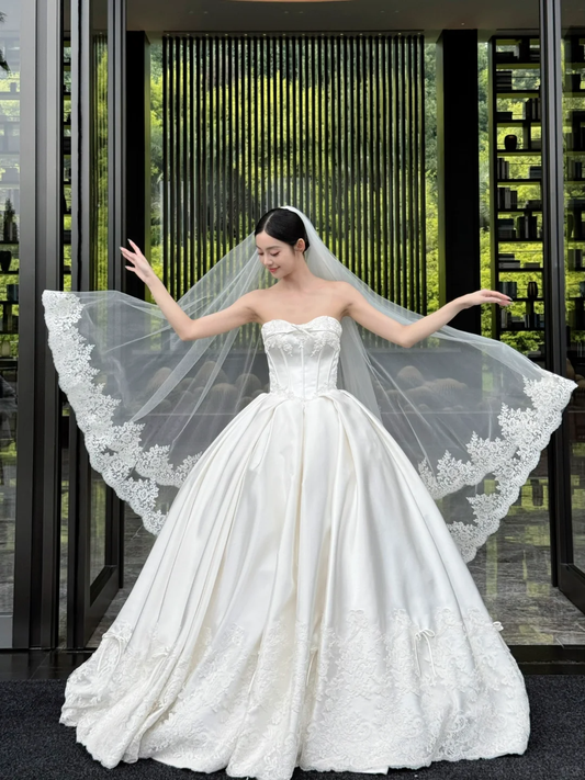 Robe de mariée longue élégante en satin, bustier, dentelle et voile, C4431
