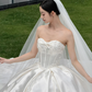 Robe de mariée longue élégante en satin, bustier, dentelle et voile, C4431