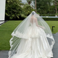 Robe de mariée longue élégante en satin, bustier, dentelle et voile, C4431