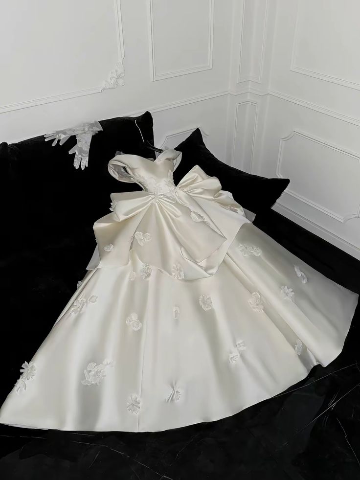 Robe de mariée longue élégante en satin à épaules dénudées et appliques C4434