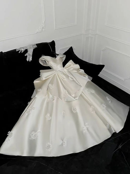 Robe de mariée longue élégante en satin à épaules dénudées et appliques C4434