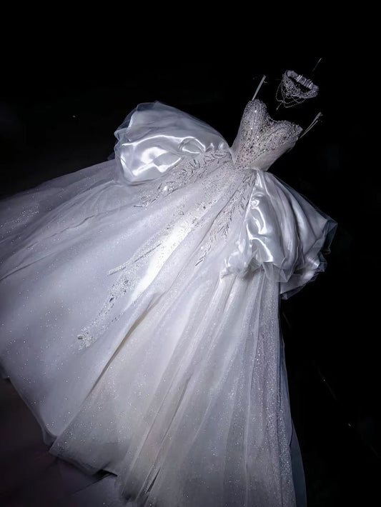 Robe de mariée longue intemporelle à bretelles spaghetti, en satin, tulle, paillettes et perles, C4435