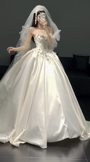 Robe de mariée longue bustier en satin à sequins et perles avec voile, style intemporel, C4443