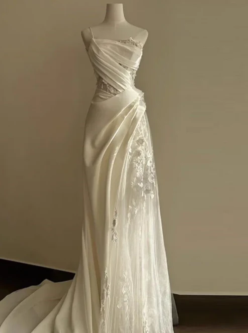 Robe de mariée longue en satin et tulle, coupe trapèze, bretelles asymétriques, avec voile, C4444