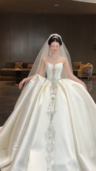 Superbe robe de bal bustier en satin à paillettes et perles avec voile, robe de mariée longue C4445
