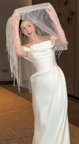 Robe de mariée longue élégante en satin à épaules dénudées et voile C4446
