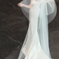 Robe de mariée longue élégante en satin à épaules dénudées et voile C4446