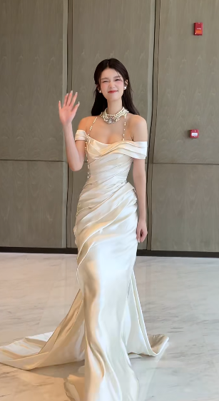 Jolie robe de mariée longue plissée en satin à épaules dénudées et style sirène C4467