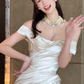 Jolie robe de mariée longue plissée en satin à épaules dénudées et style sirène C4467