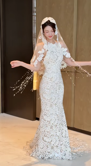 Superbe robe de mariée sirène longue en tulle et dentelle avec appliques et voile C4468