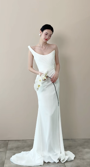 Robe de mariée longue plissée en satin à une épaule et style sirène élégante C4470