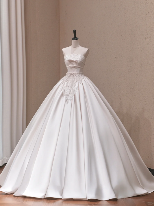 Jolie robe de mariée longue en satin sans bretelles avec appliques C4485