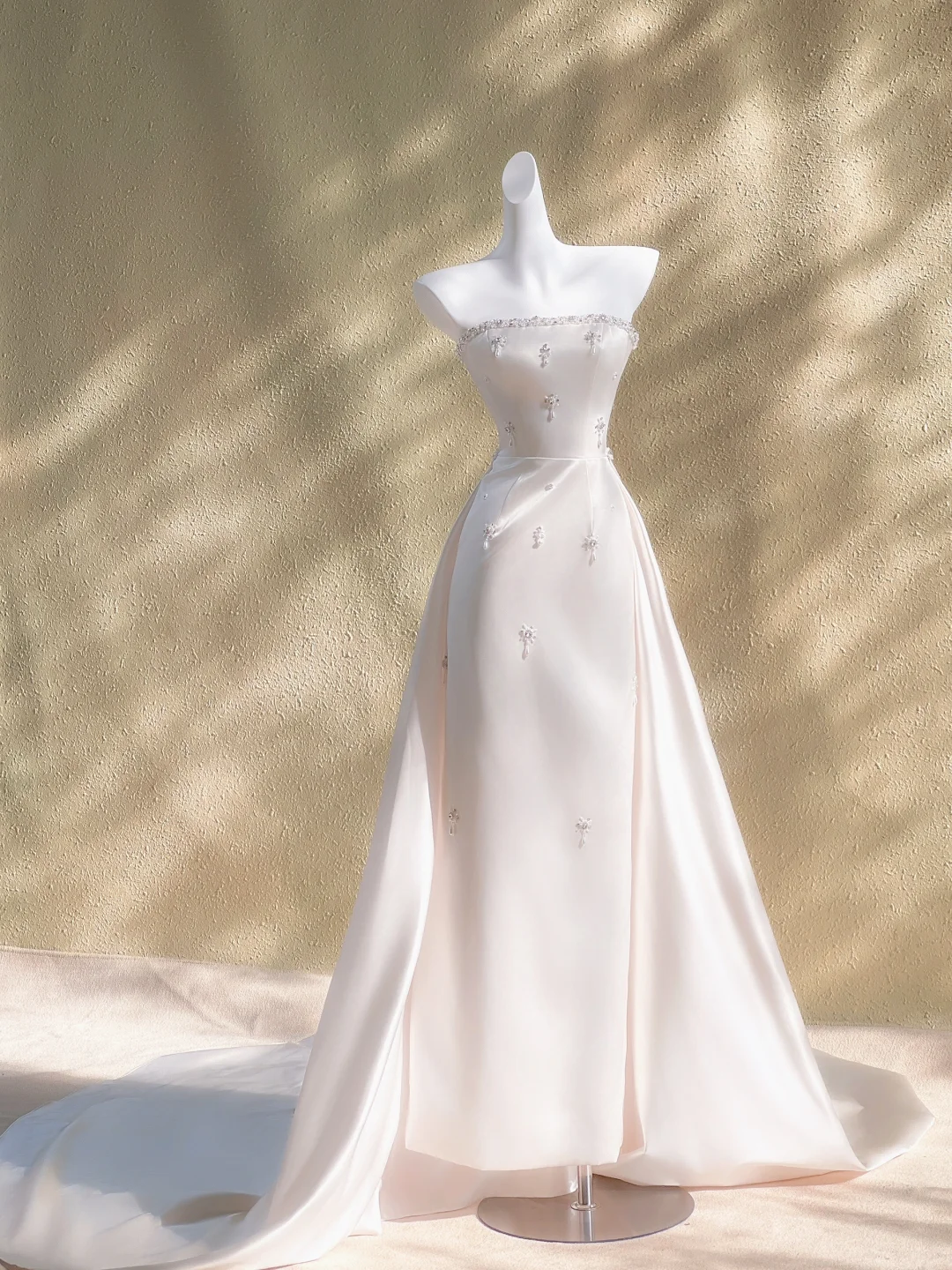 Superbe robe de mariée sirène longue bustier en satin avec perles C4488