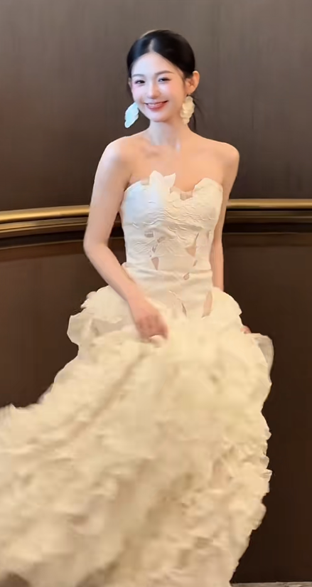 Robe de mariée longue en satin, style robe de bal chic, sans bretelles, C4552