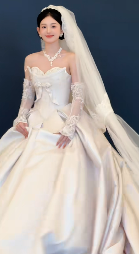 Robe de mariée longue bustier en satin avec appliques et manches en voile, style bal intemporel, C4554