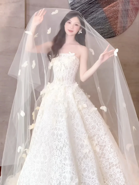 Robe de mariée longue élégante en tulle et dentelle, sans bretelles, avec voile, C4559