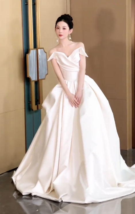 Robe de mariée longue plissée en satin, élégante, sans bretelles, C4561
