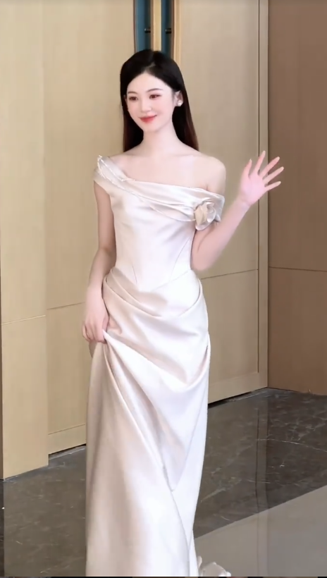Robe de mariée longue plissée en satin à épaules dénudées et style sirène simple C4562