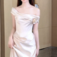 Robe de mariée longue plissée en satin à épaules dénudées et style sirène simple C4562