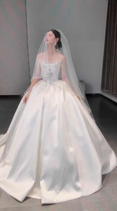 Robe de mariée longue en satin à épaules dénudées et perles avec voile, style intemporel, C4564