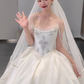 Robe de mariée longue en satin à épaules dénudées et perles avec voile, style intemporel, C4564