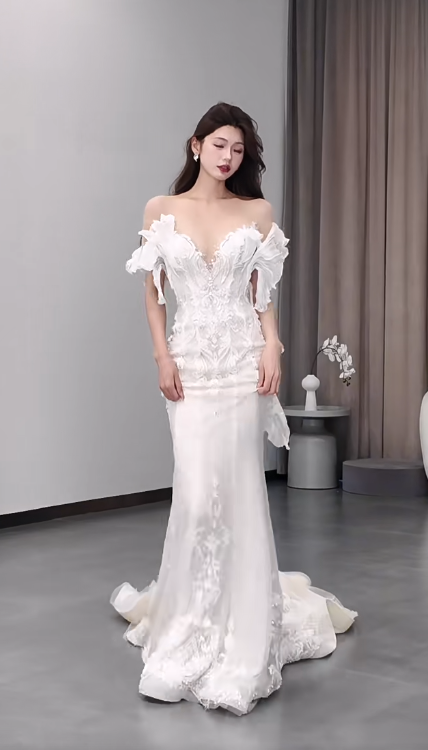 Robe de mariée longue sirène en satin, tulle, dentelle et perles, épaules dénudées, C4565