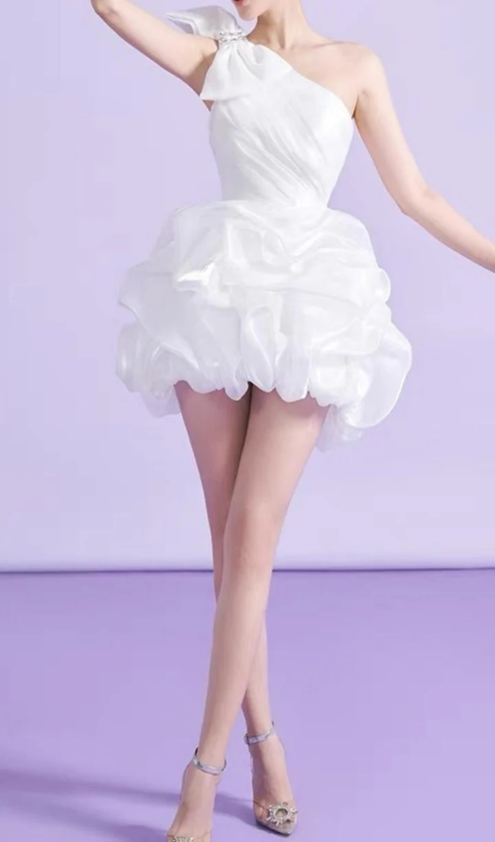 Robe d'anniversaire courte fourreau Simple, asymétrique épaule dénudée, robes de soirée blanches, C466