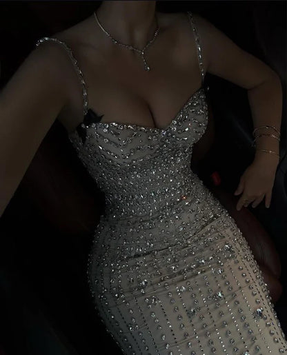 Superbe robe de bal sirène longue en satin à bretelles spaghetti et perles C4709