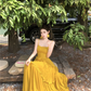 Robe de bal longue jaune en satin à bretelles spaghetti et coupe trapèze C4724