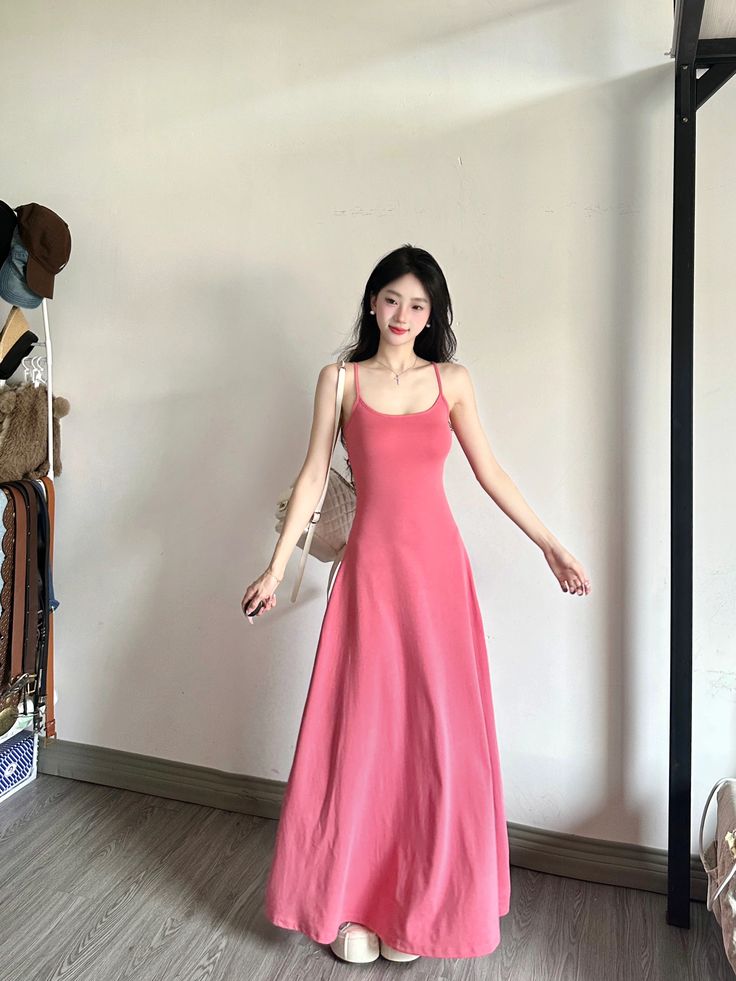 Robe de bal longue en satin rose à bretelles spaghetti et coupe trapèze C4729