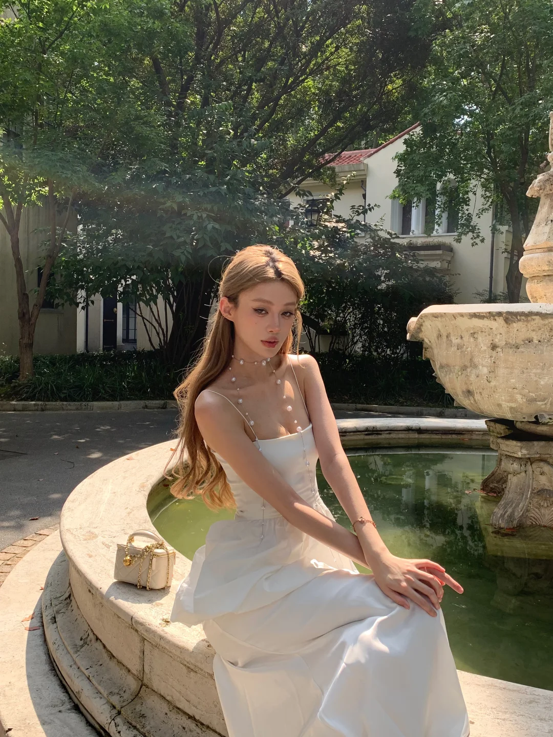 Robe de bal longue en satin à bretelles spaghetti et coupe trapèze chic C4783