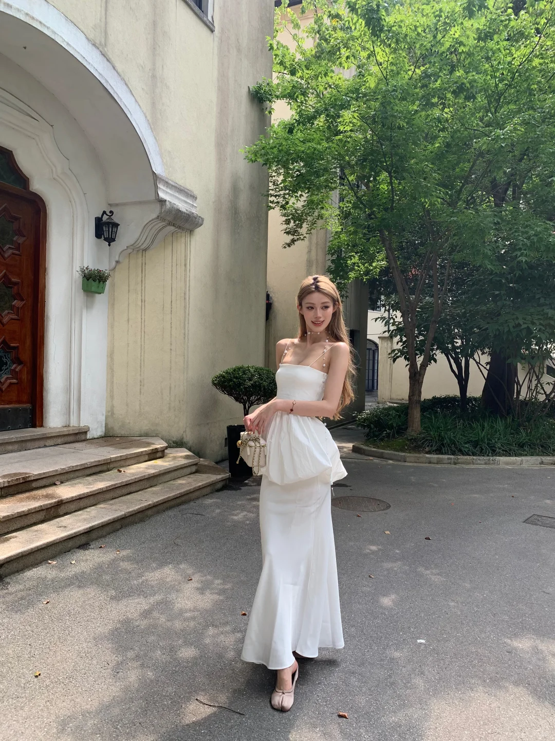 Robe de bal longue en satin à bretelles spaghetti et coupe trapèze chic C4783