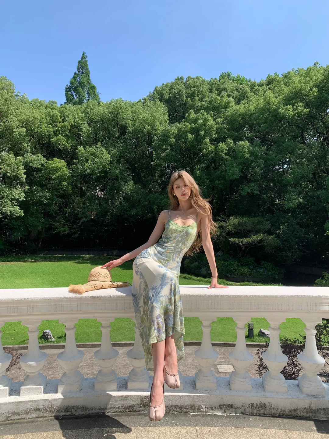 Robe de bal longue en satin imprimé sirène à bretelles spaghetti et dentelle C4786