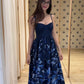 Robe de bal longue bleu marine à bretelles spaghetti en satin imprimé floral C4882