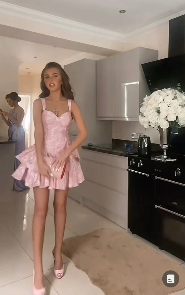 Robe de soirée courte rose en satin à volants et décolleté en cœur, tenue d'anniversaire, 18e anniversaire, C4931
