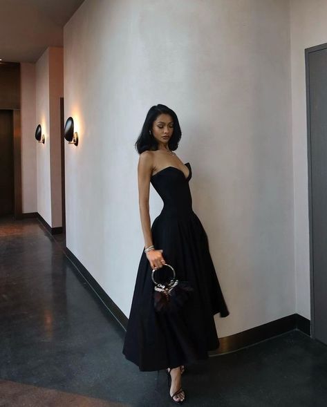 Robe de bal longue en satin noir, élégante, coupe trapèze, sans bretelles, C4966