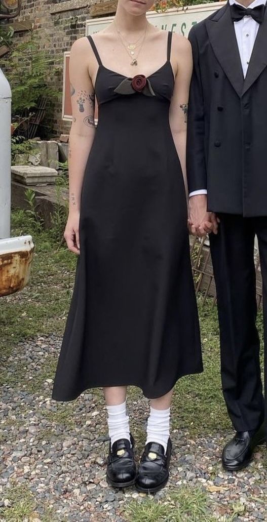 Robe de bal longue en satin noir à bretelles spaghetti et fleurs, coupe trapèze, élégante, C5087