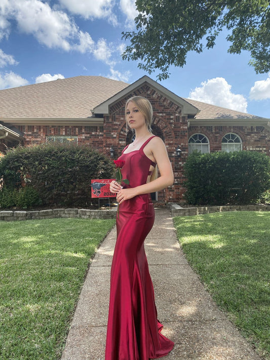 Robe de bal longue en satin bordeaux à bretelles spaghetti et style sirène élégante C5108