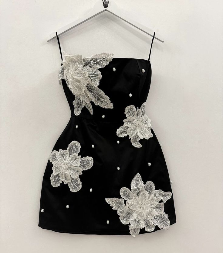 Stunning A Line Spaghetti Straps Satin With Applique Short Homecoming Dress 17th Birthday Outfits C5184