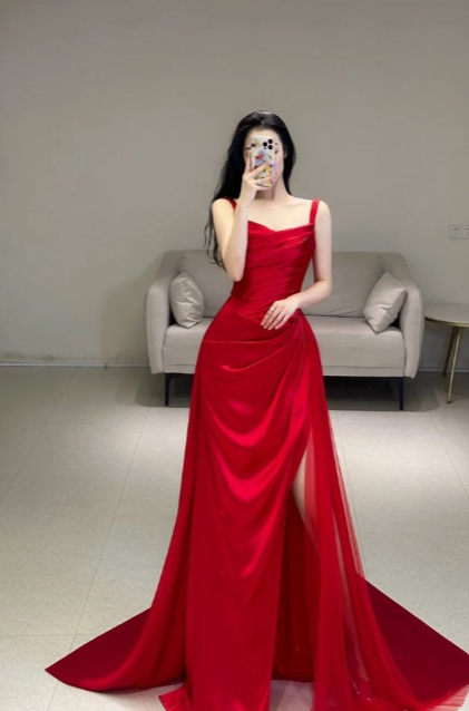 Robe de bal longue rouge modeste à bretelles spaghetti et fente en satin C5277