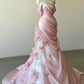 Robe de bal longue en satin plissé à épaules dénudées et ombrée style sirène avec appliques C5702