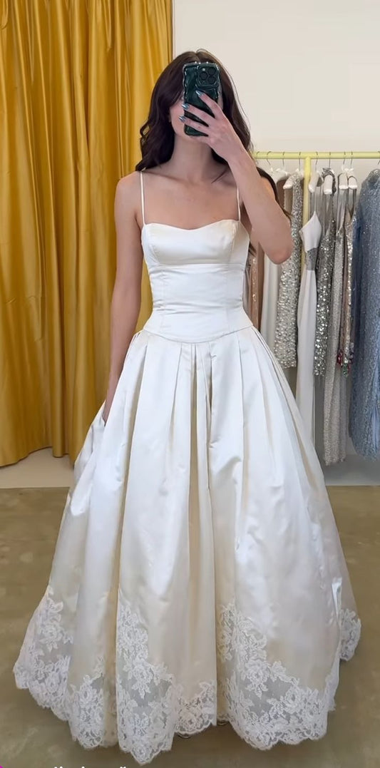Robe de bal longue en dentelle à bretelles spaghetti et coupe trapèze C5762
