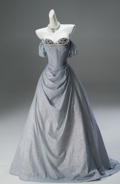 Robe de bal longue chic en satin gris à sequins, coupe trapèze, épaules dénudées, référence C6210