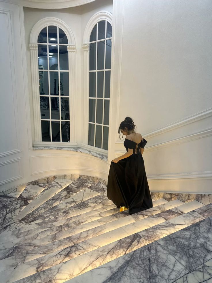 Robe de bal longue noire en satin, coupe trapèze, épaules dénudées et fente, modèle C6220